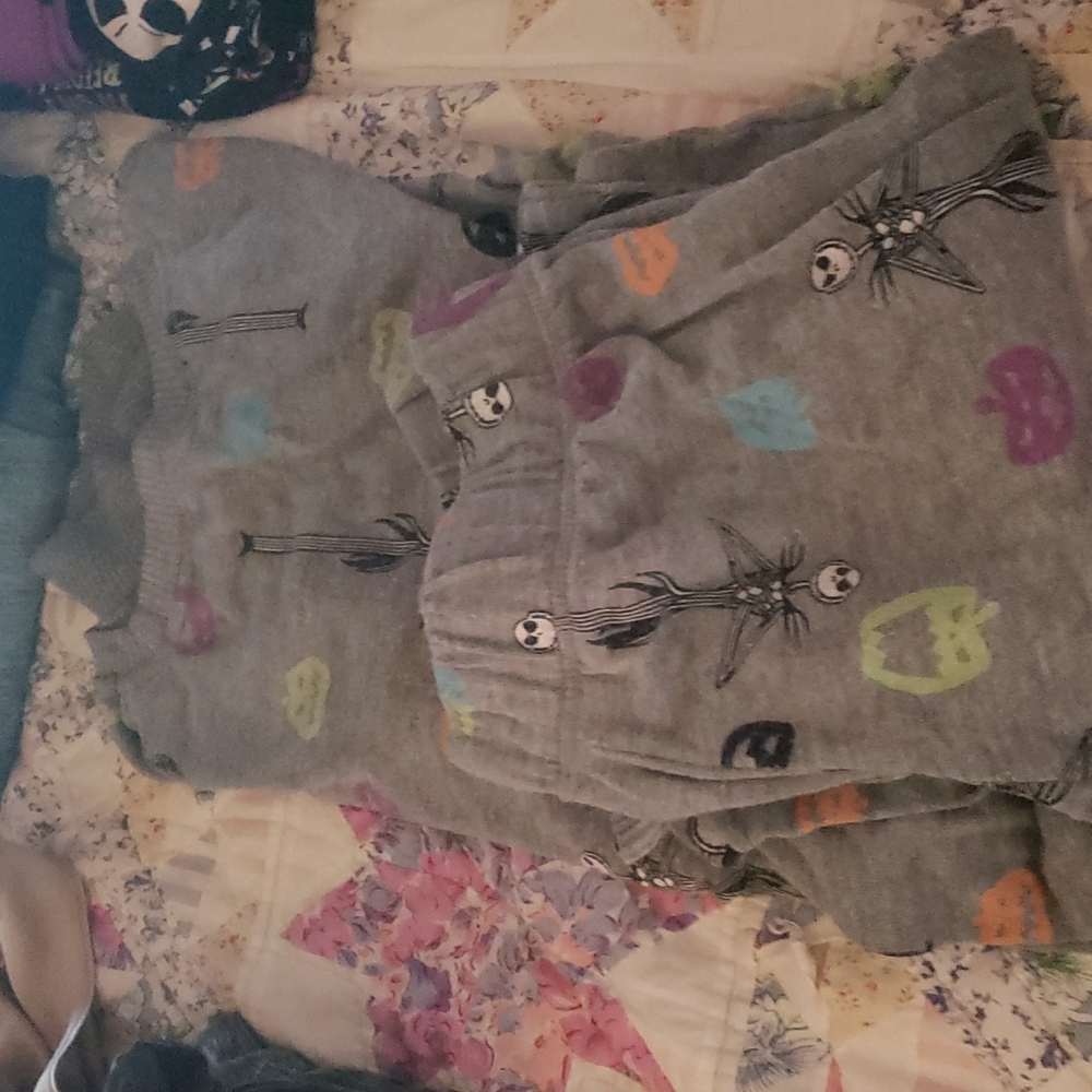 Jack Skelton Disney Long shirt and capri pants size small but run big.🎃